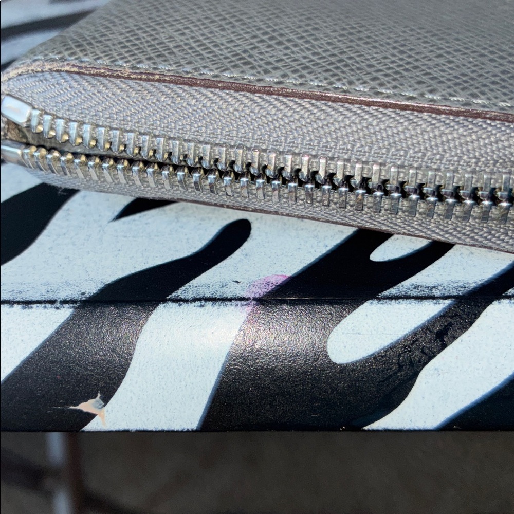 Louis Vuitton Silver Tiaga Wallet - Picture 7 of 17